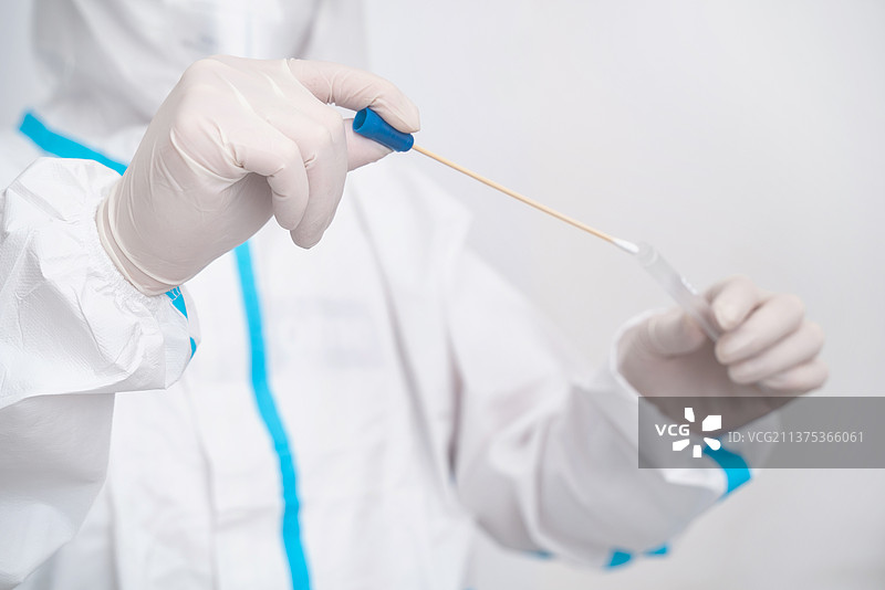 全身防护手持核酸检测棉签拭子图片素材