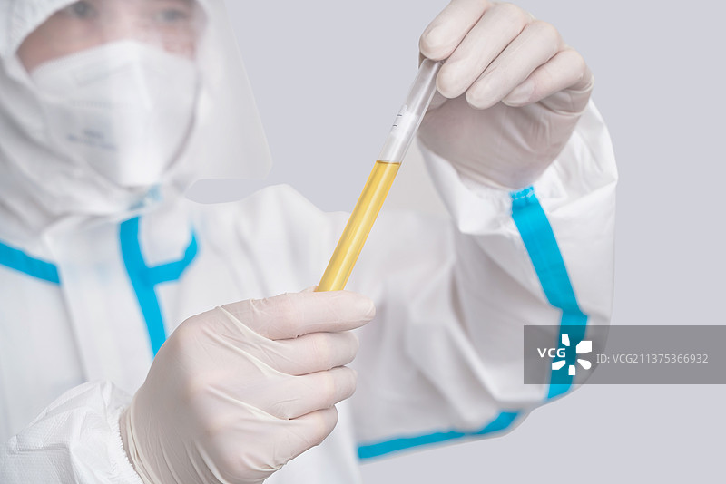 穿防疫防护服的医生手持检验样品图片素材