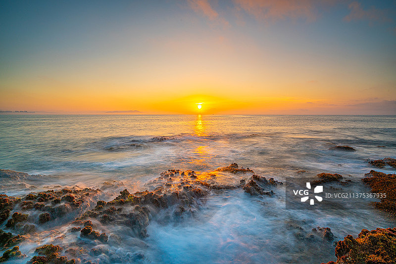 阳光洒满海滩图片素材