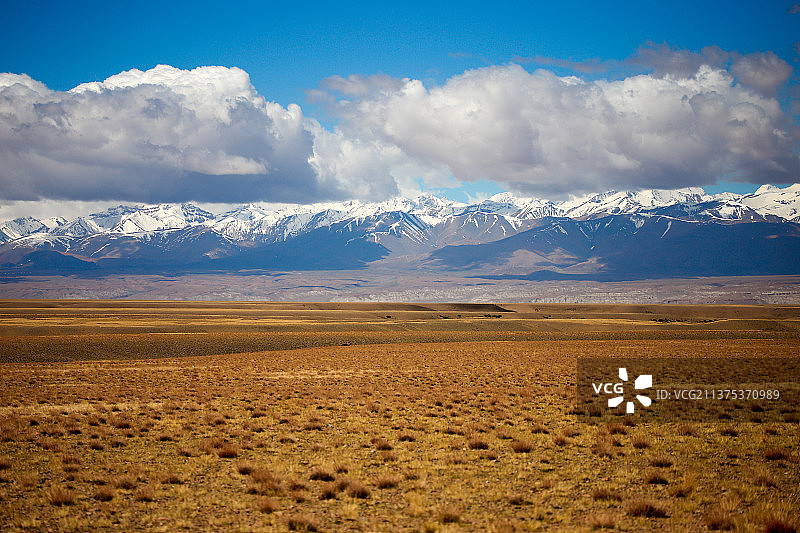 中国中华西藏阿里地区狮泉河噶尔雪山蓝天白云自驾游图片素材