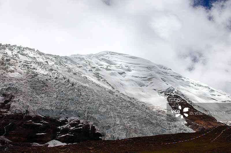 中国中华西藏阿里地区狮泉河噶尔雪山蓝天白云自驾游图片素材