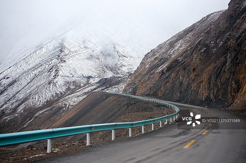 中国中华西藏阿里地区狮泉河噶尔雪山蓝天白云自驾游图片素材
