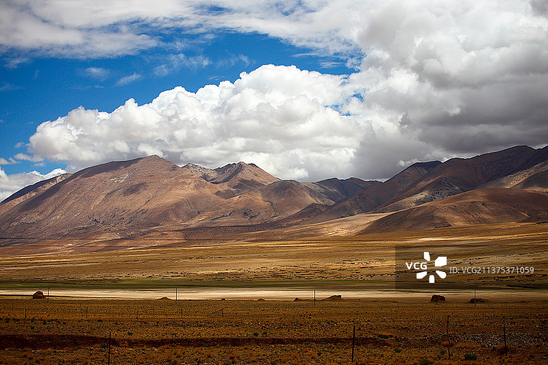 中国中华西藏阿里地区狮泉河噶尔雪山蓝天白云自驾游图片素材