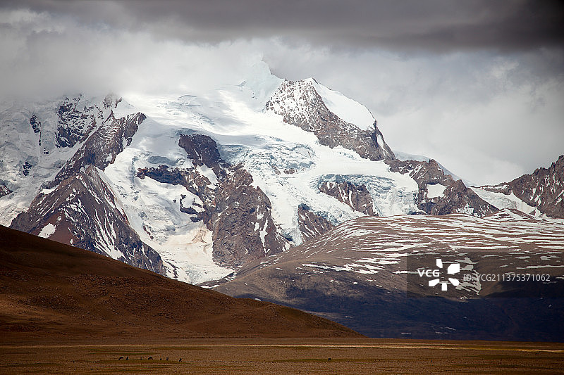 中国中华西藏阿里地区狮泉河噶尔雪山蓝天白云自驾游图片素材