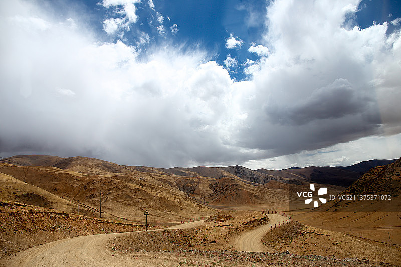 中国中华西藏阿里地区狮泉河噶尔雪山蓝天白云自驾游图片素材