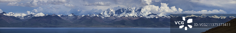 圣湖纳木措之上的念青唐古拉山脉全景图片素材