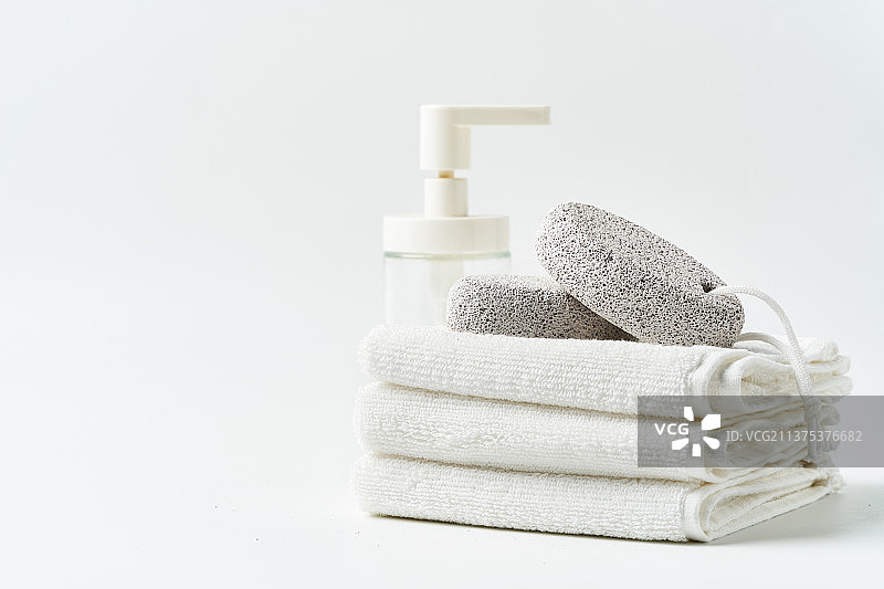 白背景前的白色洗脸方巾图片素材