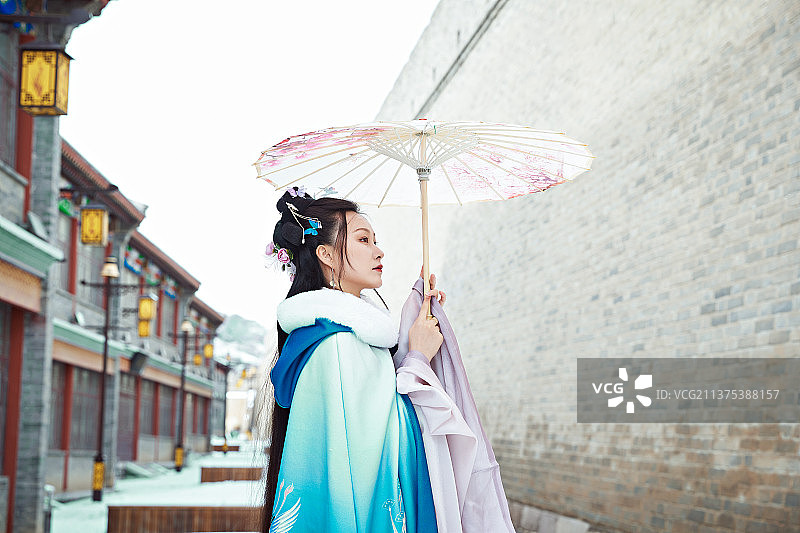 身穿古装汉服的东方女子图片素材