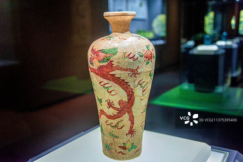 中国广西桂林博物馆馆藏明代哥釉五彩云龙纹梅瓶图片素材
