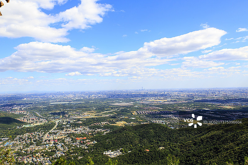 从香山公园香炉峰俯瞰蓝天白云下的北京城市风光图片素材