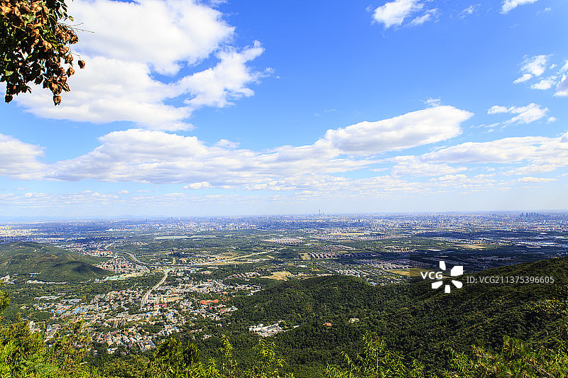 从香山公园香炉峰俯瞰蓝天白云下的北京城市风光图片素材