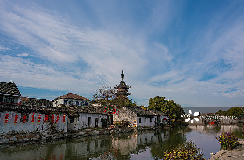 蓝天白云下的震泽古镇图片素材