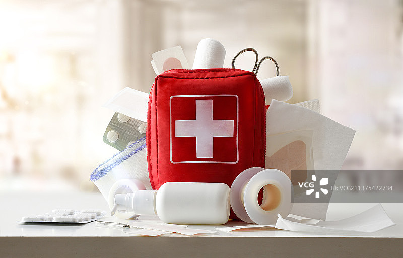 医疗中心装满物品和工具的药柜图片素材