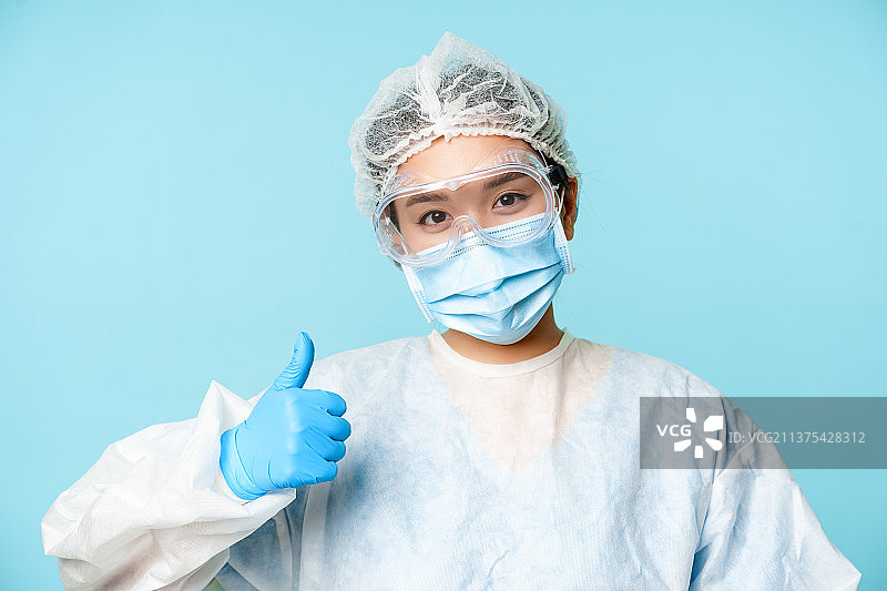 微笑的亚洲女护士或医生，穿戴个人防护装备图片素材