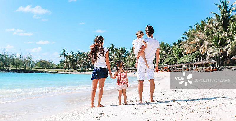 年轻的家庭在度假有很多乐趣图片素材