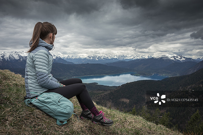 女孩坐在山顶上，眺望瓦尔兴湖，德国巴伐利亚州，瓦尔兴湖，科切尔图片素材