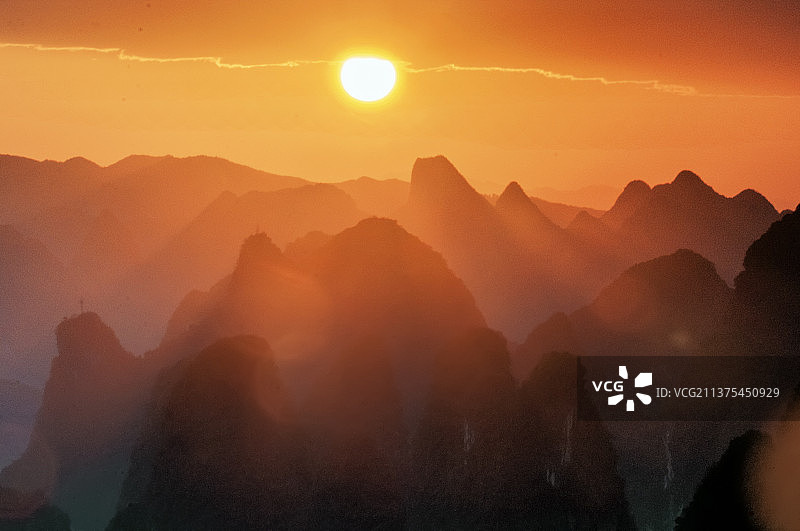 喀斯特地貌峰林绚丽日出风景壁纸图片素材