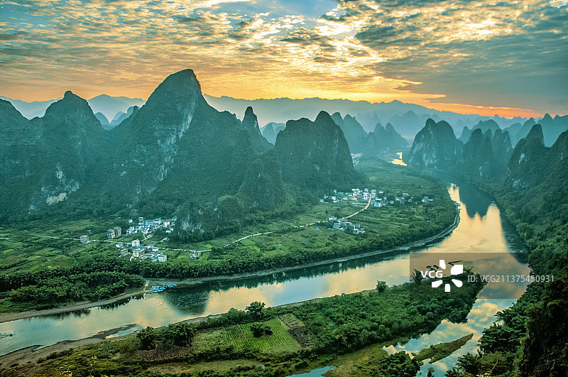 喀斯特地貌峰林绚丽日出风景壁纸图片素材