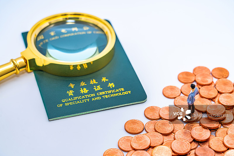 白色背景下的专业技术资格证书、放大镜和玩具小人图片素材