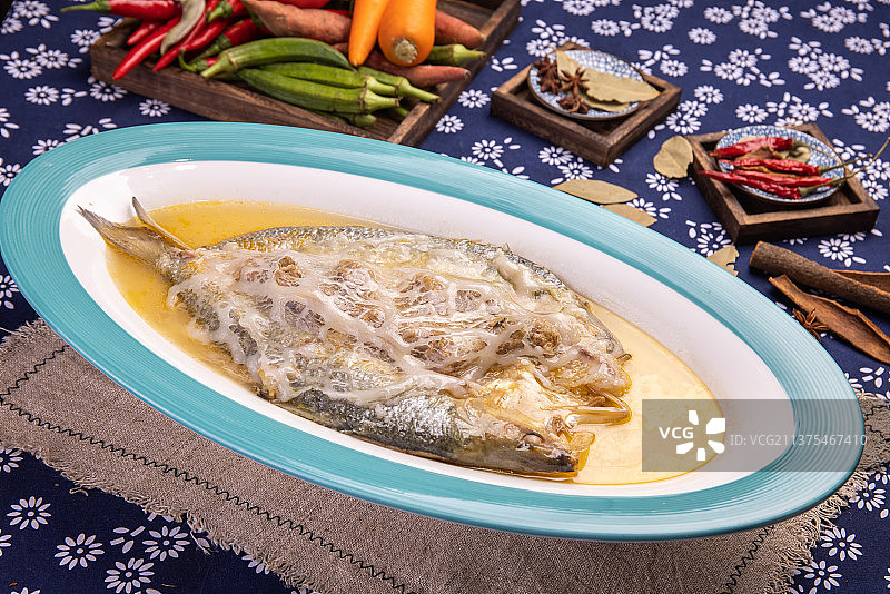 猪网油蒸大黄鱼图片素材