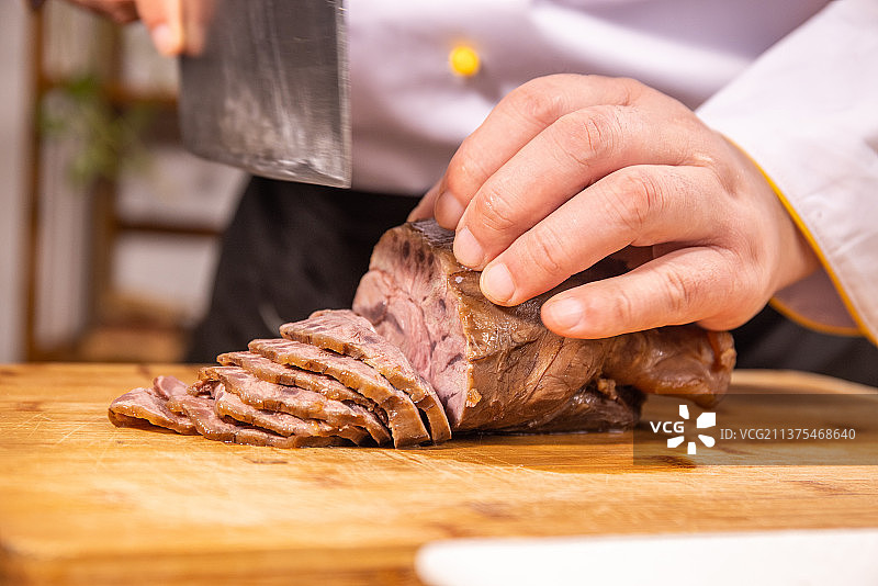 厨师切卤水牛肉图片素材