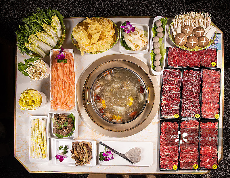 潮汕牛肉火锅餐桌套餐图片素材