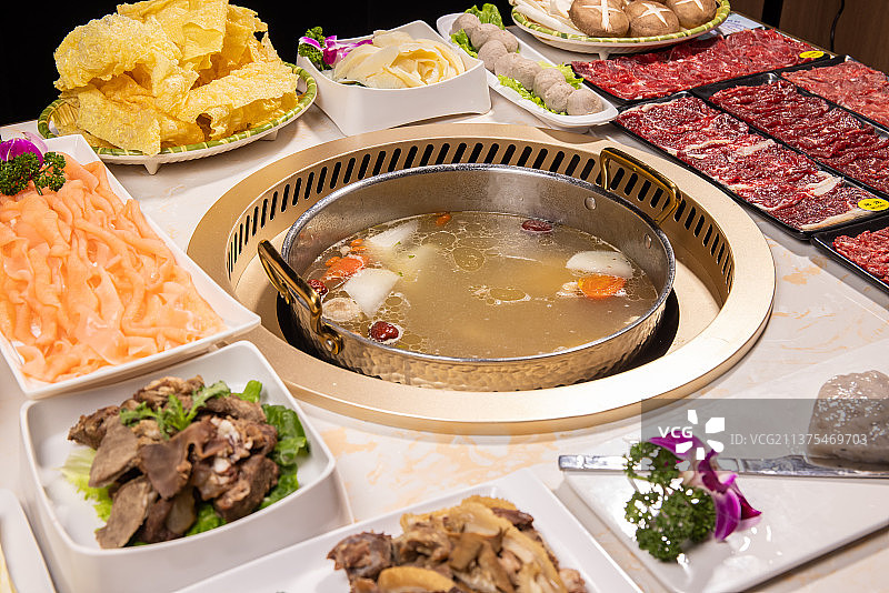 潮汕牛肉火锅餐桌套餐图片素材