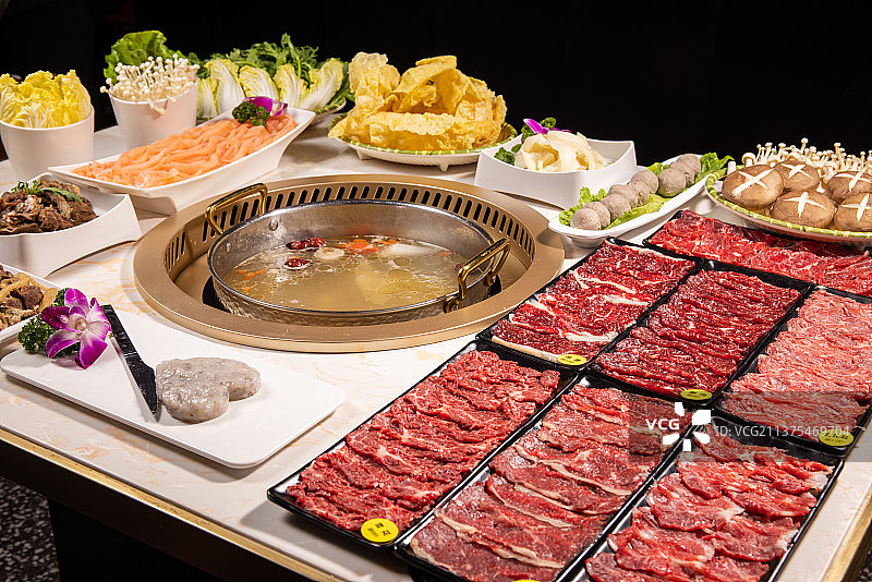 潮汕牛肉火锅餐桌套餐图片素材