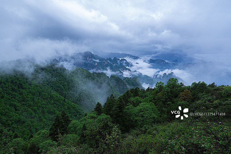 云雾缭绕图片素材