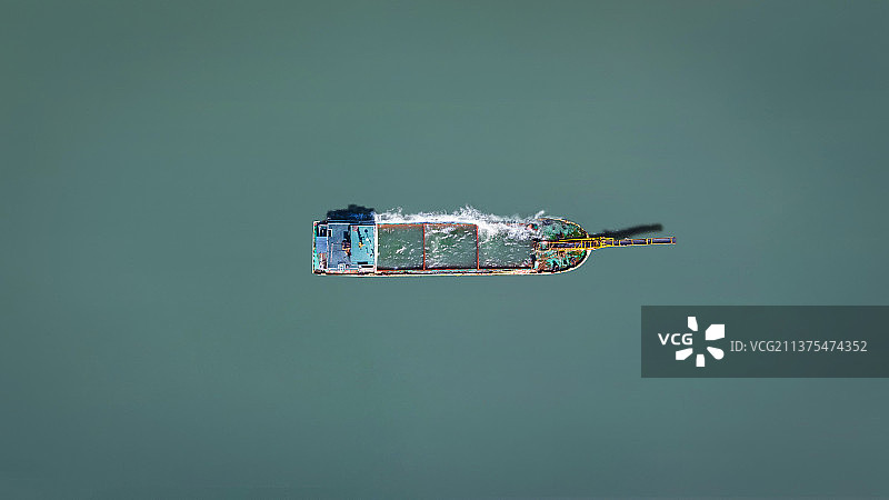 即将沉入海底的船图片素材