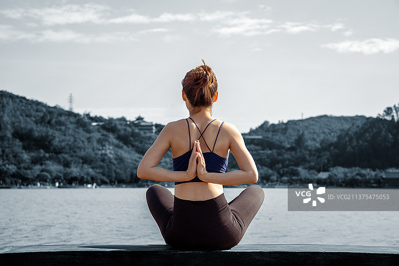 身材苗条的女生在户外做瑜伽热身锻炼运动图片素材