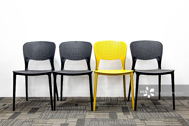 简洁背景下的空座位图片素材