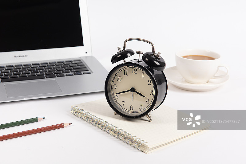 桌面上的闹钟笔记本图片素材