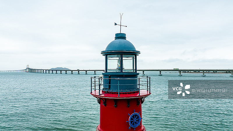 航拍广东南澳岛南澳大桥与长山尾灯塔图片素材