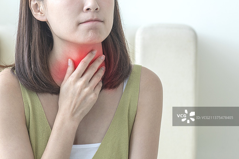 喉咙痛的东方美女图片素材