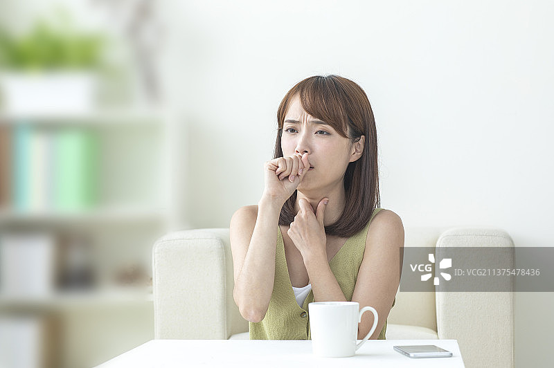 正在咳嗽的东方美女图片素材