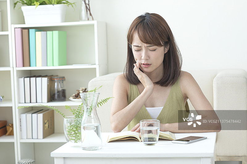 牙齿痛的东方美女图片素材