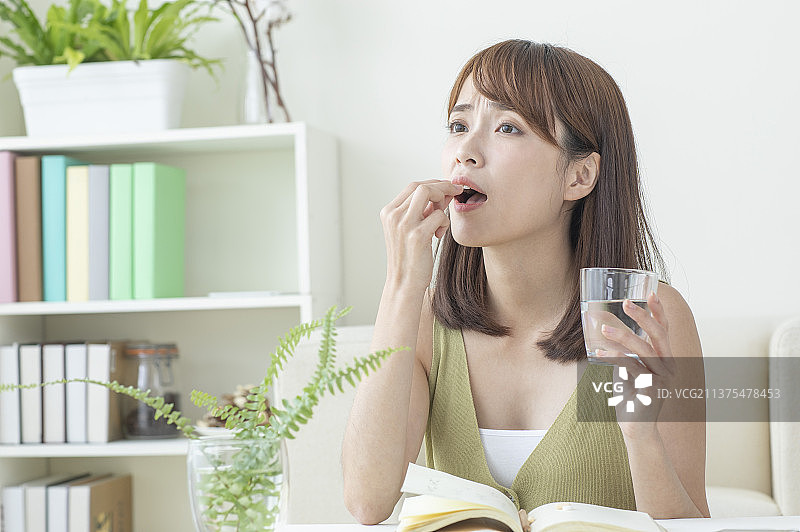 准备吃药的东方美女图片素材