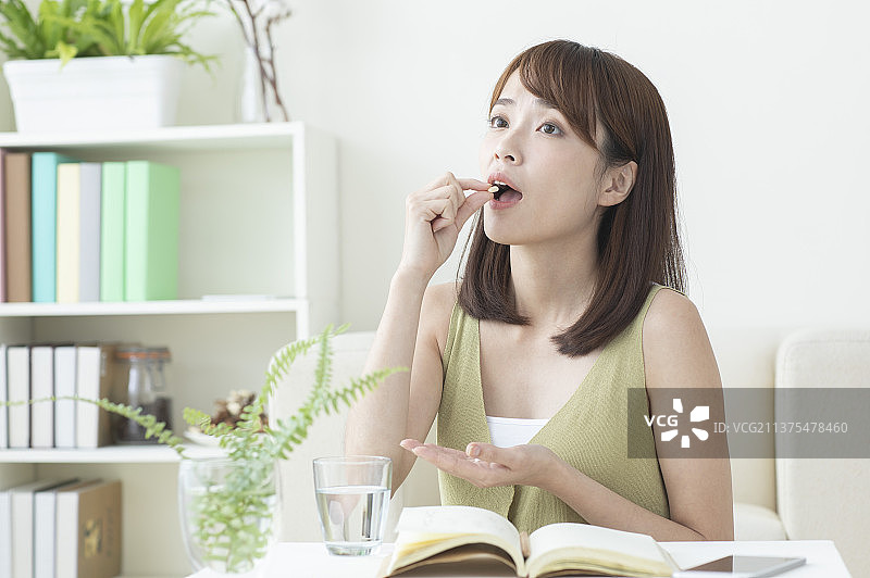 准备吃药的东方美女图片素材