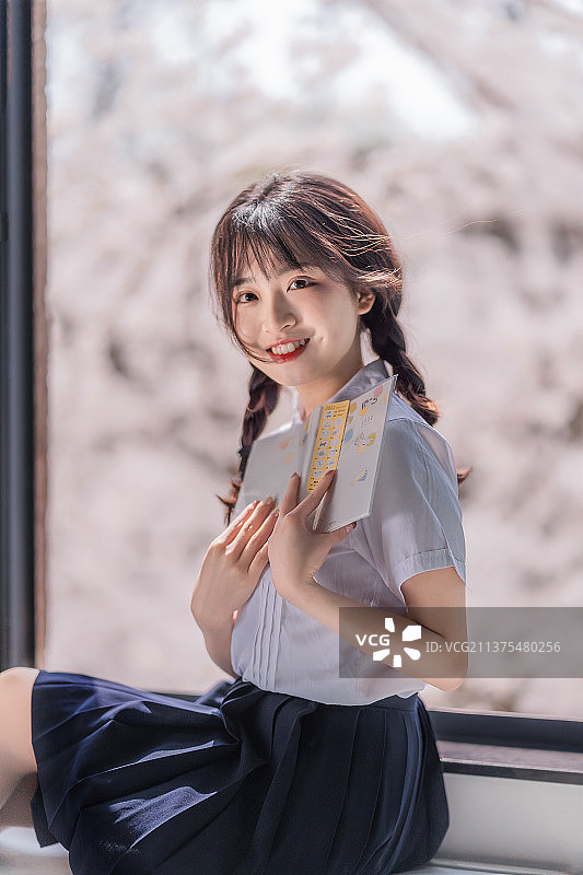 穿校服的青春可爱校园樱花教室女孩图片素材