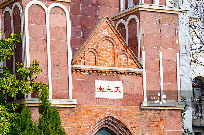 中国山东省枣庄市台儿庄古城，著名旅游景点，中国园林里的天主堂教堂和望河楼外立面，户外无人图像摄影图片素材