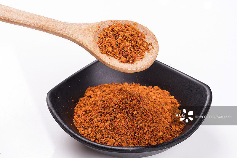 一盘辣椒面调料干碟特写旁边放有干辣椒花椒图片素材