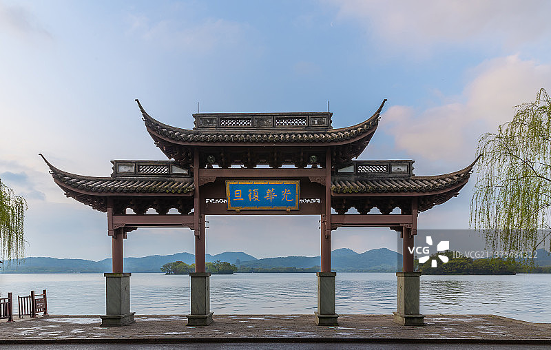 西湖边的《光华复旦》牌坊图片素材