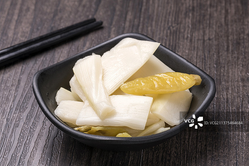 一盘泡椒脆笋特写图片素材