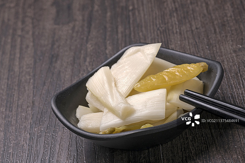 一盘泡椒脆笋特写图片素材