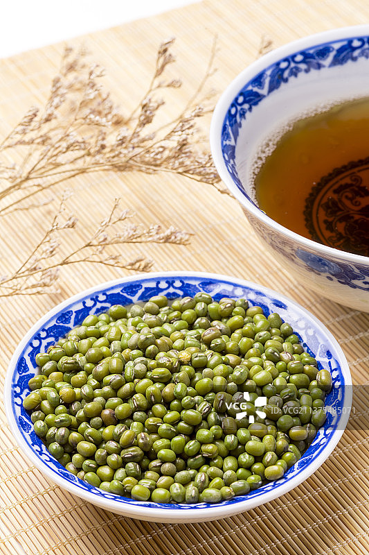 一碗绿豆汤与绿豆特写图片素材