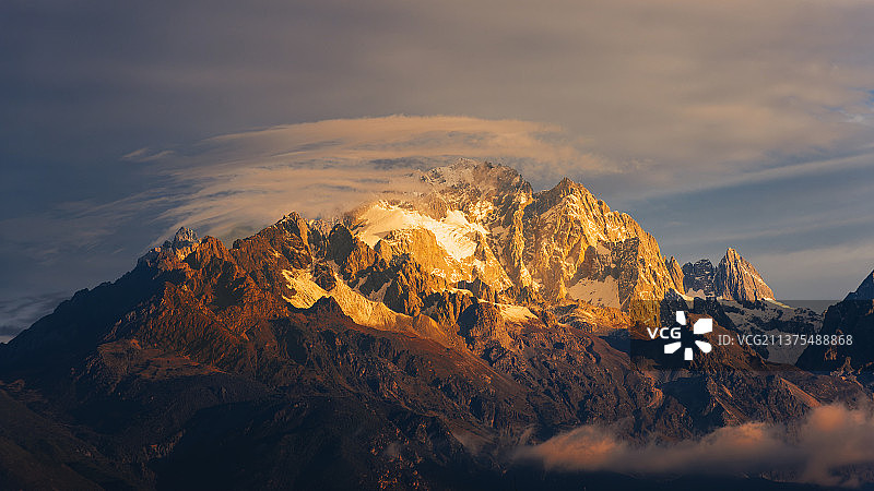 玉龙雪山日照金山图片素材