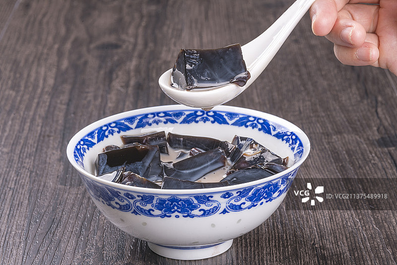 传统药膳一碗龟苓膏特写图片素材