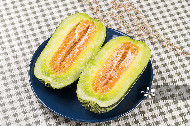 一盘甜瓜蜜瓜摆放在桌面上特写图片素材