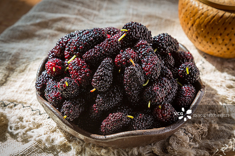 盘子里的成熟桑葚图片素材